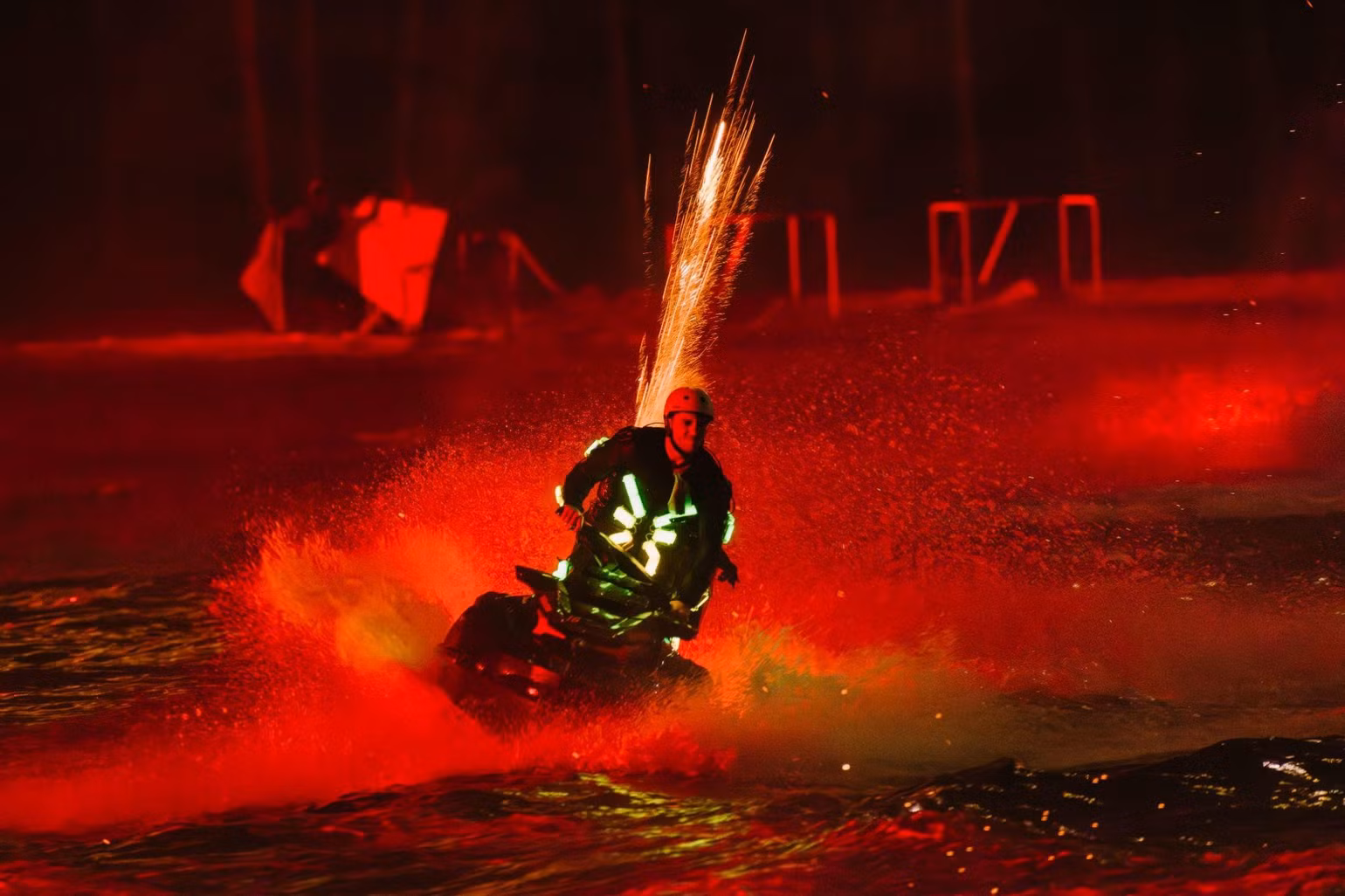 Những chiếc Jetski tốc độ cao là trận địa pháo di động thêu hoa dệt gấm trên nền trời Phú Quốc. Những chiếc Jetski tốc độ cao là trận địa pháo di động thêu hoa dệt gấm trên nền trời Phú Quốc.