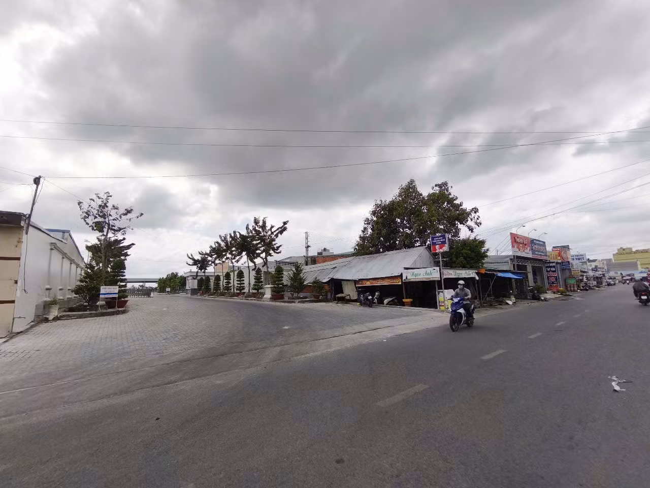Khu vực ông Tiền thuê đất công xưa kia nay đã thành khu phố buôn bán sầm uất với khá nhiều mặt hàng. Khu vực ông Tiền thuê đất công xưa kia nay đã thành khu phố buôn bán sầm uất với khá nhiều mặt hàng.