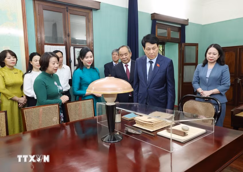 [Ảnh] Chủ tịch nước Lương Cường dâng hương tưởng niệm Chủ tịch Hồ Chí Minh ảnh 5