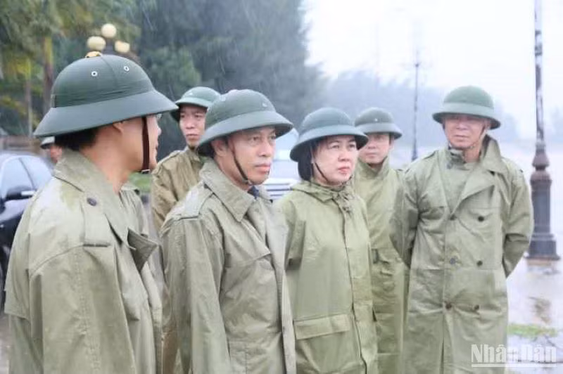 Lãnh đạo tỉnh Thái Bình có mặt tại các "điểm nóng" kịp thời chỉ đạo khắc phục sự cố do bão gây ra.