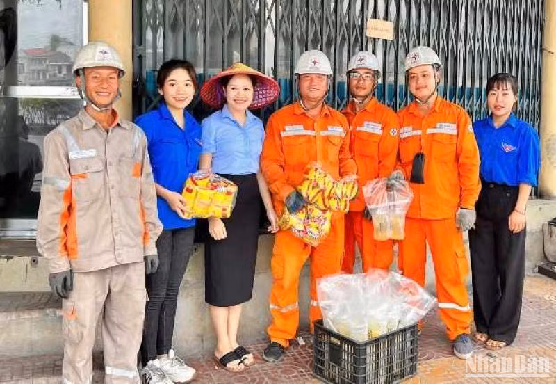 Người dân thành phố Cẩm Phả yêu quý, trân trọng những người thợ điện đến từ tỉnh Thái Bình. Người dân thành phố Cẩm Phả yêu quý, trân trọng những người thợ điện đến từ tỉnh Thái Bình.