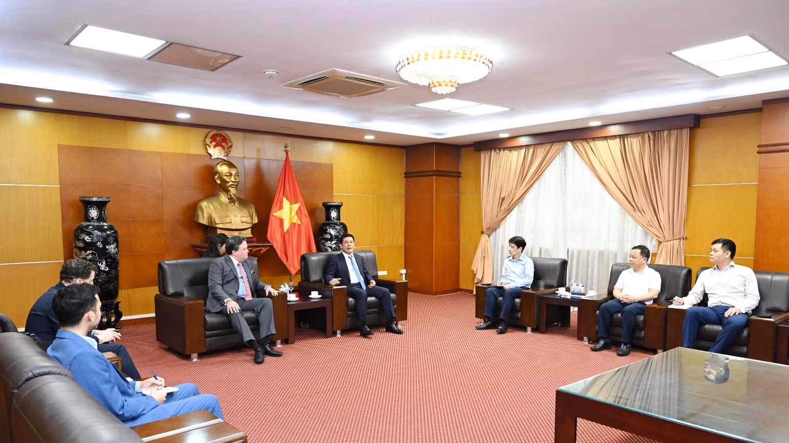 Buổi làm việc với Ngài Marc E. Knapper, Đại sứ đặc mệnh toàn quyền Hợp chúng quốc Hoa Kỳ tại Việt Nam để thúc đẩy quá trình đàm phán. Buổi làm việc với Ngài Marc E. Knapper, Đại sứ đặc mệnh toàn quyền Hợp chúng quốc Hoa Kỳ tại Việt Nam để thúc đẩy quá trình đàm phán.