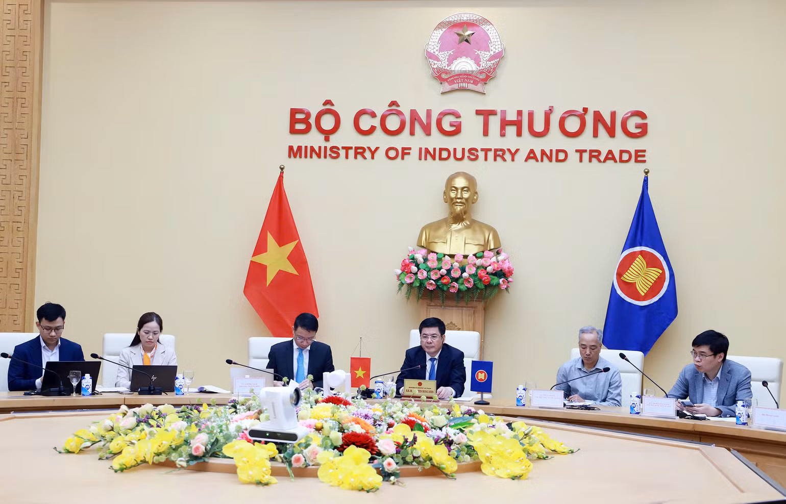 Đoàn Việt Nam do đồng chí Nguyễn Hồng Diên, Bộ trưởng Công thương làm trưởng đoàn, cùng đại diện Bộ Ngoại giao và các đơn vị liên quan. (Ảnh: KIM DUNG) Đoàn Việt Nam do đồng chí Nguyễn Hồng Diên, Bộ trưởng Công thương làm trưởng đoàn, cùng đại diện Bộ Ngoại giao và các đơn vị liên quan. (Ảnh: KIM DUNG)