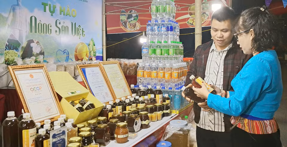 Khách tham quan tìm hiểu các sản phẩm OCOP tại sự kiện. Khách tham quan tìm hiểu các sản phẩm OCOP tại sự kiện.