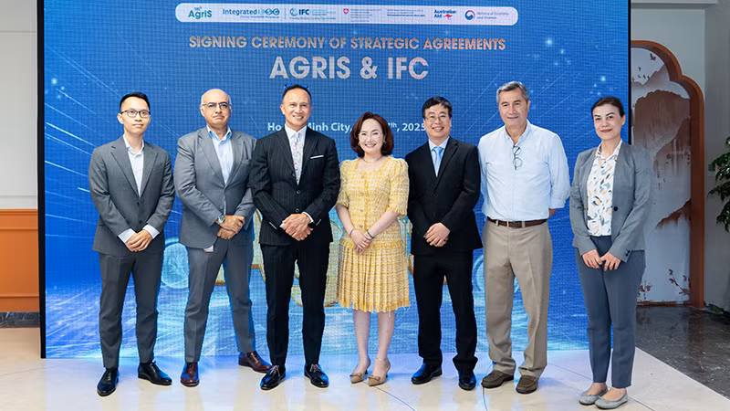 Chủ tịch AgriS - bà Đặng Huỳnh Ức My (thứ 4 từ trái qua) cùng Trưởng Văn phòng IFC tại TP Hồ Chí Minh - ông Darryl James Dong (thứ 3 từ trái qua) tại lễ ký kết.