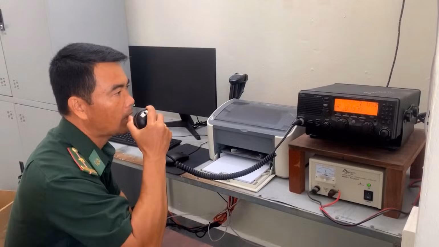 Trực ban Đồn Biên phòng Roòn, tỉnh Quảng Bình kết nối thông tin, đề nghị các tàu cá tham gia cứu nạn thuyền viên trên tàu vận tải bị chìm. Trực ban Đồn Biên phòng Roòn, tỉnh Quảng Bình kết nối thông tin, đề nghị các tàu cá tham gia cứu nạn thuyền viên trên tàu vận tải bị chìm.
