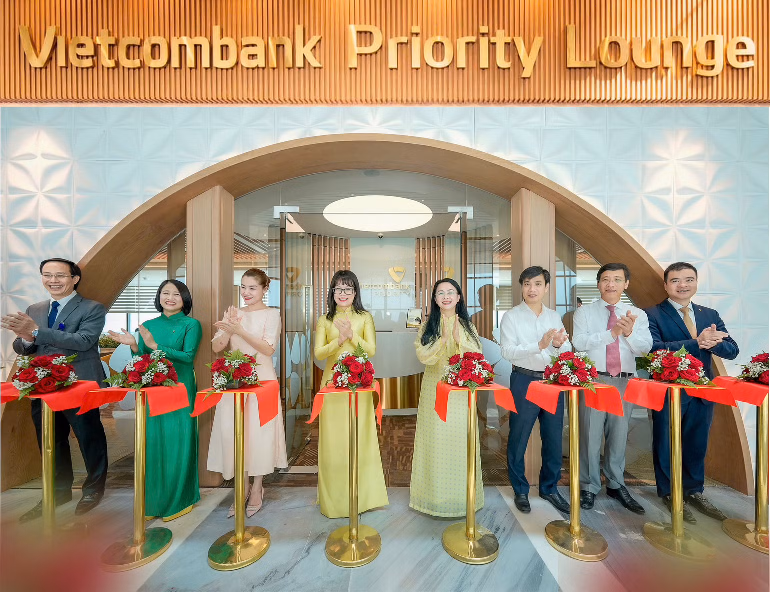 Bà Đoàn Hồng Nhung, thành viên Ban Điều hành, Giám đốc Khối bán lẻ Vietcombank (thứ 5 từ phải sang) cùng đại diện lãnh đạo Tập đoàn Taseco, Taseco Sài Gòn và đại biểu khách mời cắt băng khánh thành phòng chờ Vietcombank Priority tại Nhà ga T3, Sân bay quốc tế Tân Sơn Nhất, Thành phố Hồ Chí Minh sáng ngày 30/04/2025.