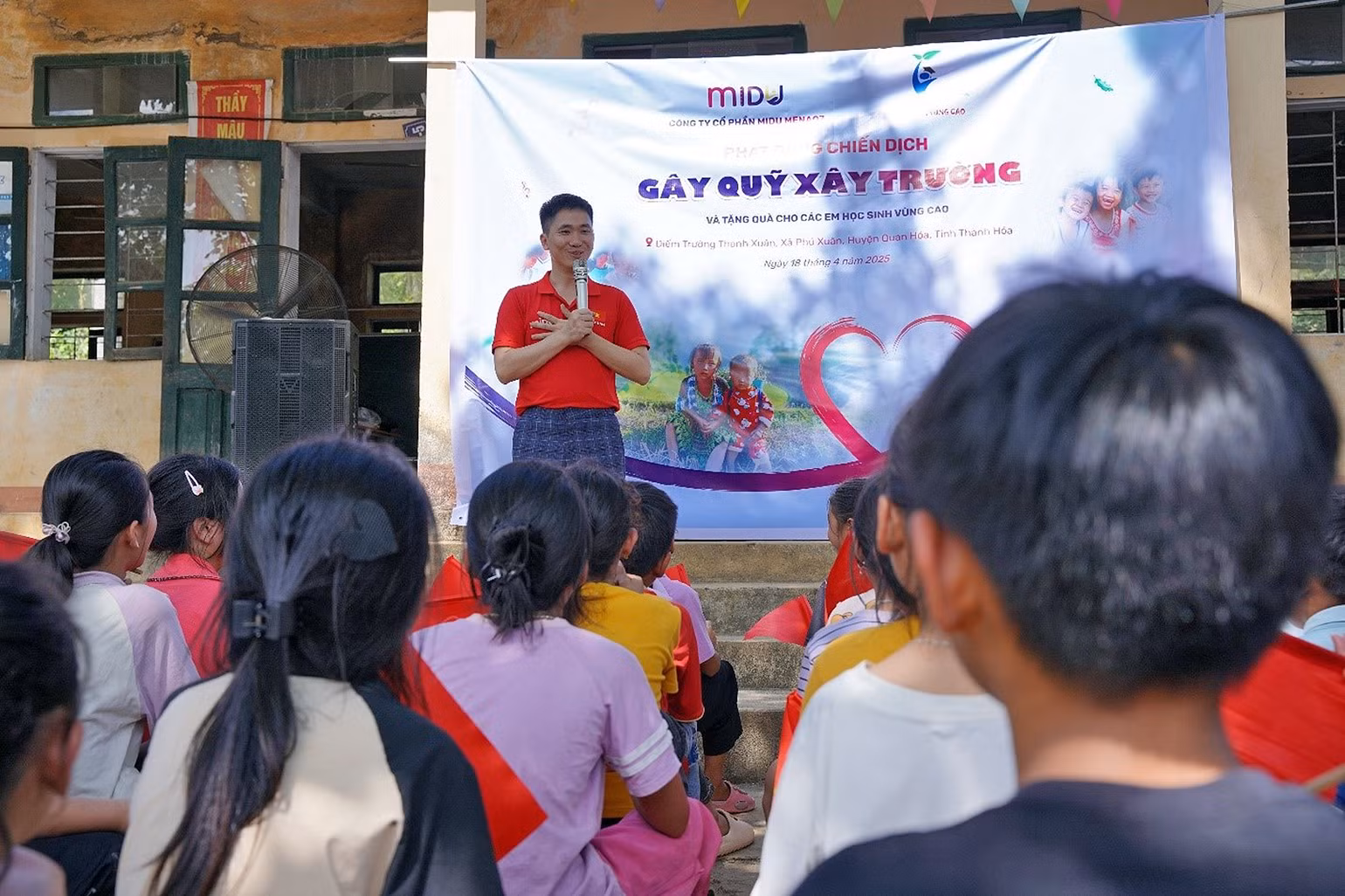 Ông Nguyễn Xuân Hợp trò chuyện với học sinh Điểm trường Tân Sơn.