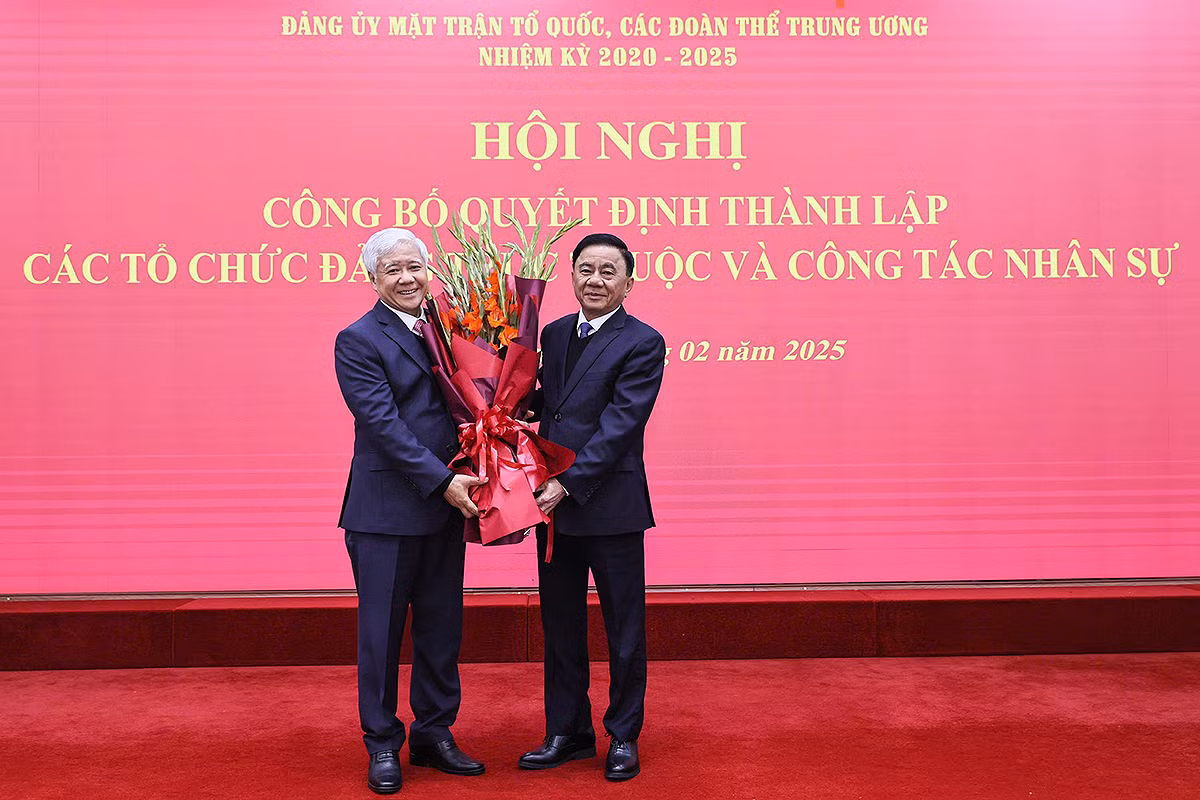 Thường trực Ban Bí thư Trần Cẩm Tú tặng hoa chúc mừng Bí thư Đảng ủy Mặt trận Tổ quốc, các đoàn thể Trung ương Đỗ Văn Chiến.