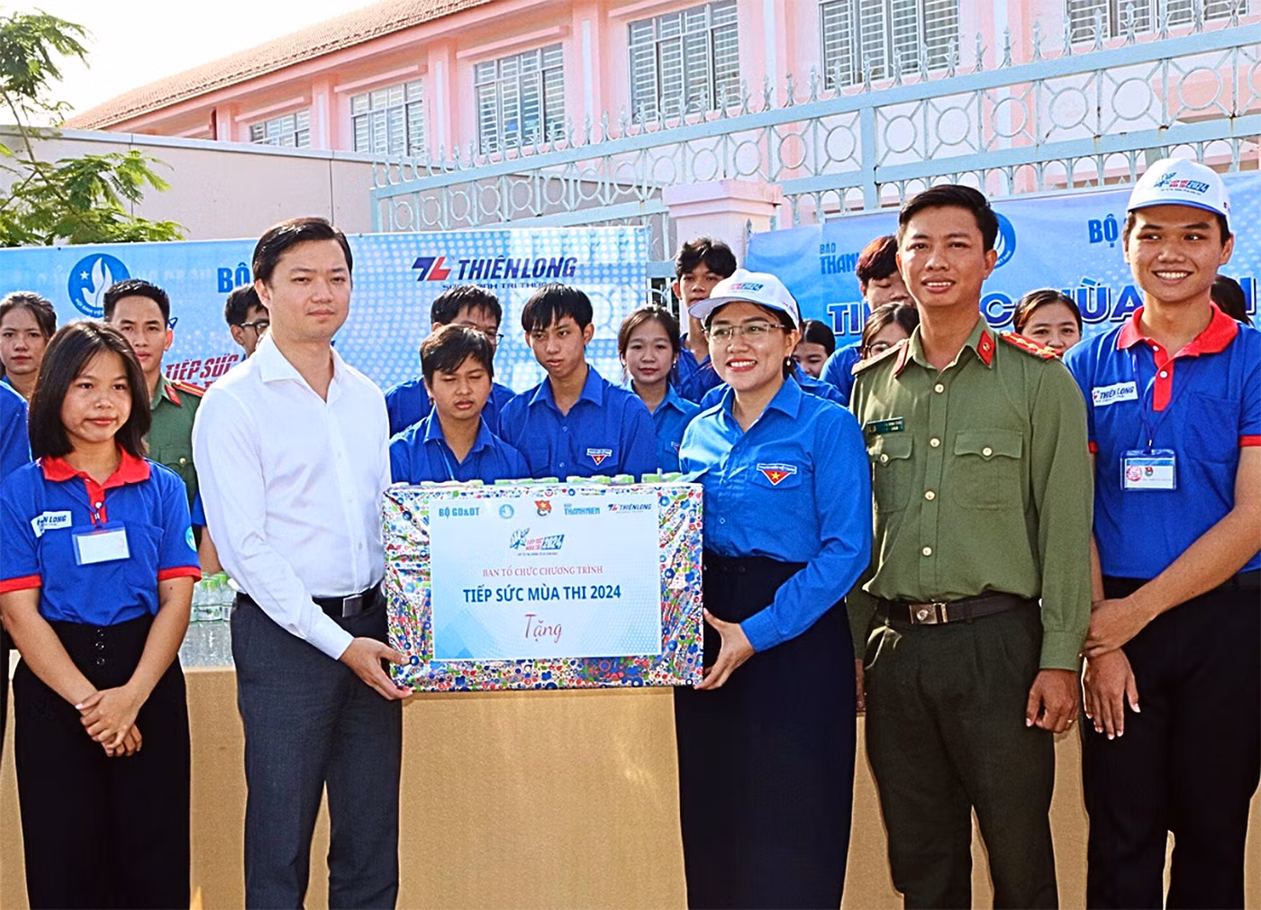 Bí thư Trung ương Đoàn, Chủ tịch Hội Sinh viên Việt Nam Nguyễn Minh Triết đến thăm, trao quà tặng các đội hình "Tiếp sức mùa thi".