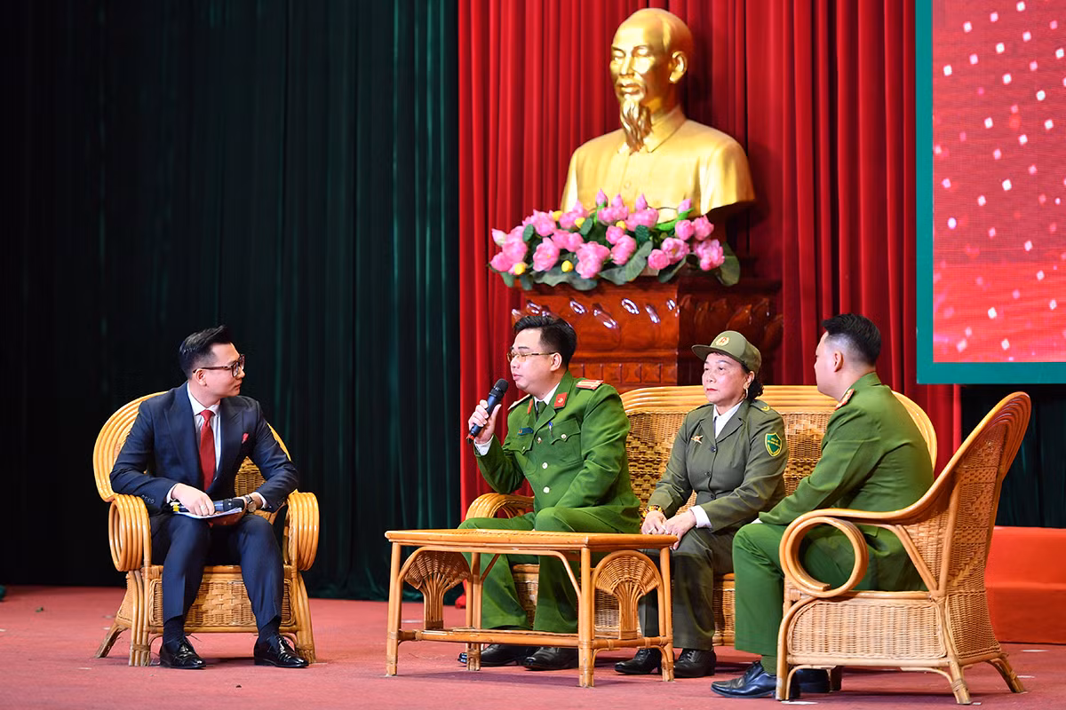Các đại biểu giao lưu, chia sẻ quá trình thực hiện nhiệm vụ.