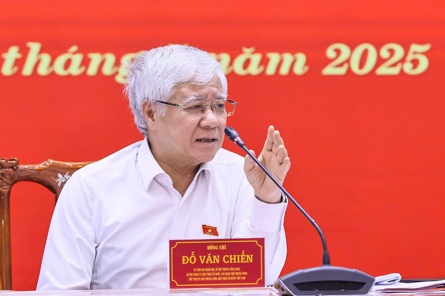 Đồng chí Đỗ Văn Chiến phát biểu ý kiến tại phiên họp.