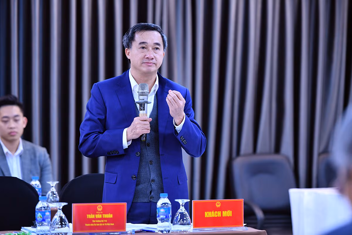 Thứ trưởng Y tế Trần Văn Thuấn, thành viên Ủy ban quốc gia về Thanh niên Việt Nam, đóng góp ý kiến tại Hội nghị.