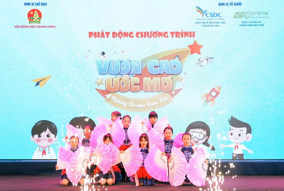 Các tiết mục văn nghệ tại chương trình. Các tiết mục văn nghệ tại chương trình.