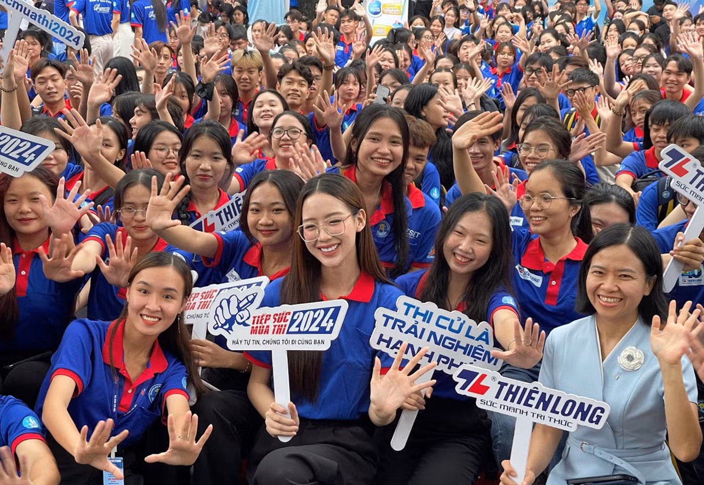 Những gương mặt đại diện cùng tình nguyện viên "Tiếp sức mùa thi" tạo nên bầu không khí sôi nổi, hào hứng.