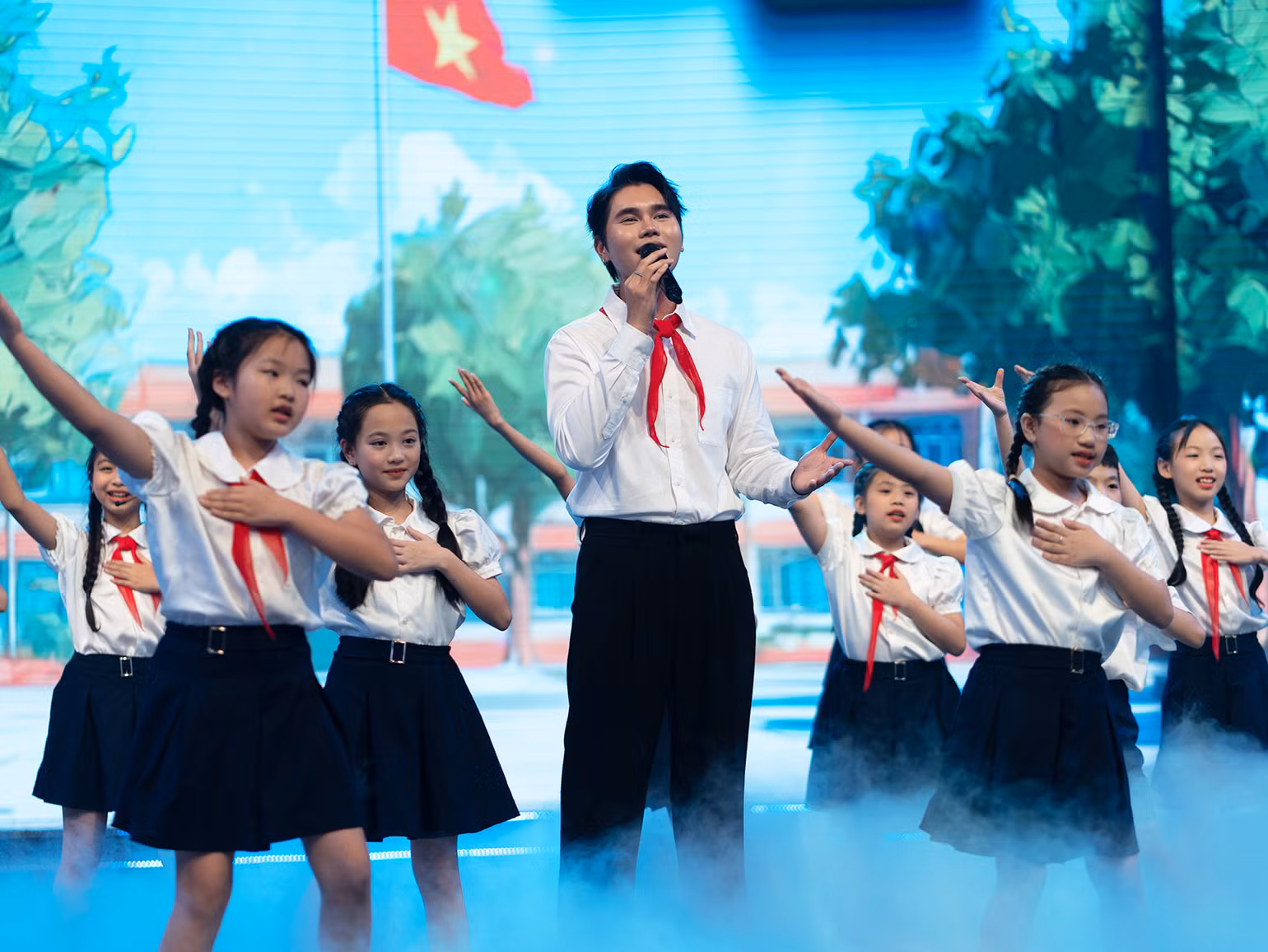 Lâm Phúc cùng các nghệ sĩ "nhí".