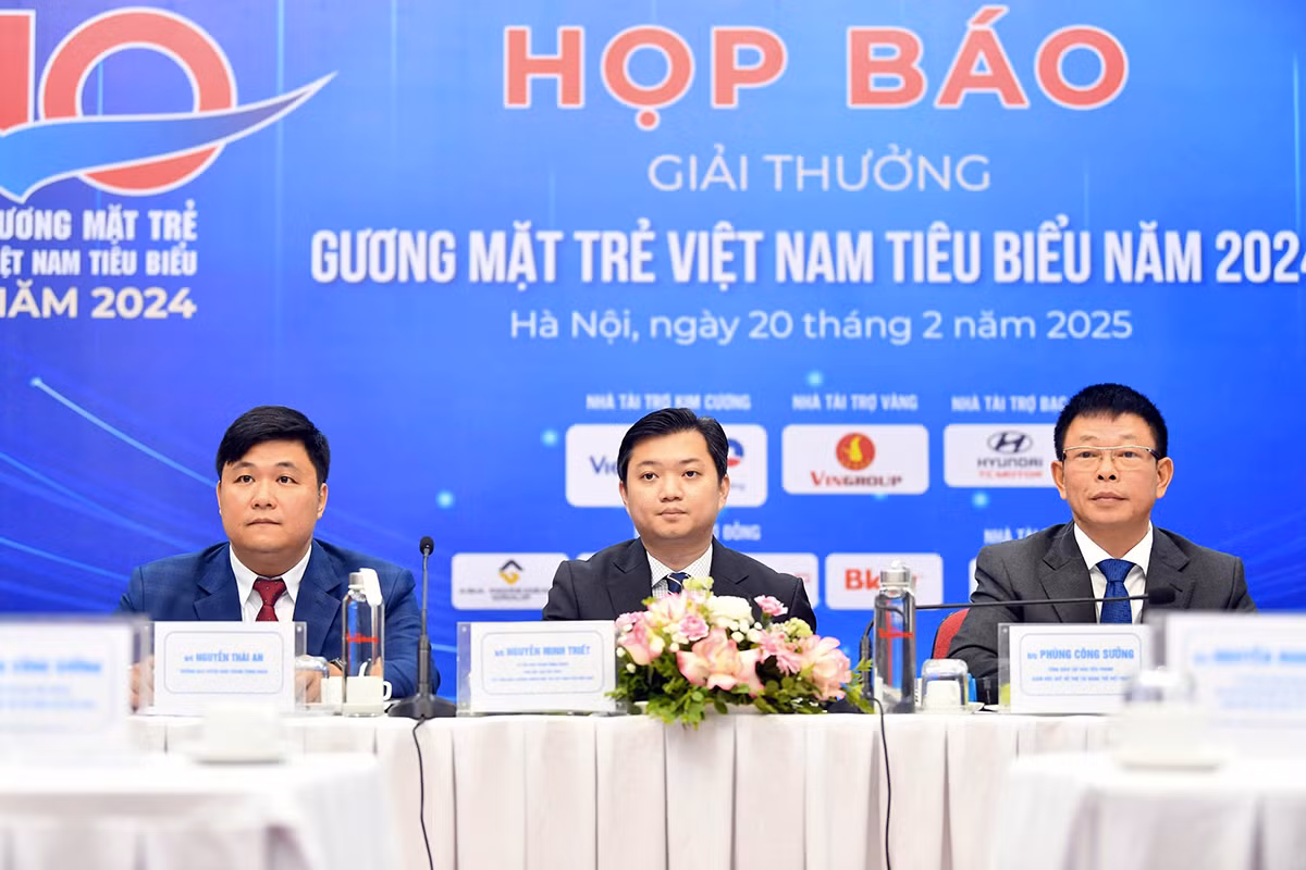 Bí thư Trung ương Đoàn, Chủ tịch Hội Sinh viên Việt Nam Nguyễn Minh Triết (ở giữa) và đại diện Ban Tổ chức trao đổi, cung cấp thông tin về Giải thưởng.