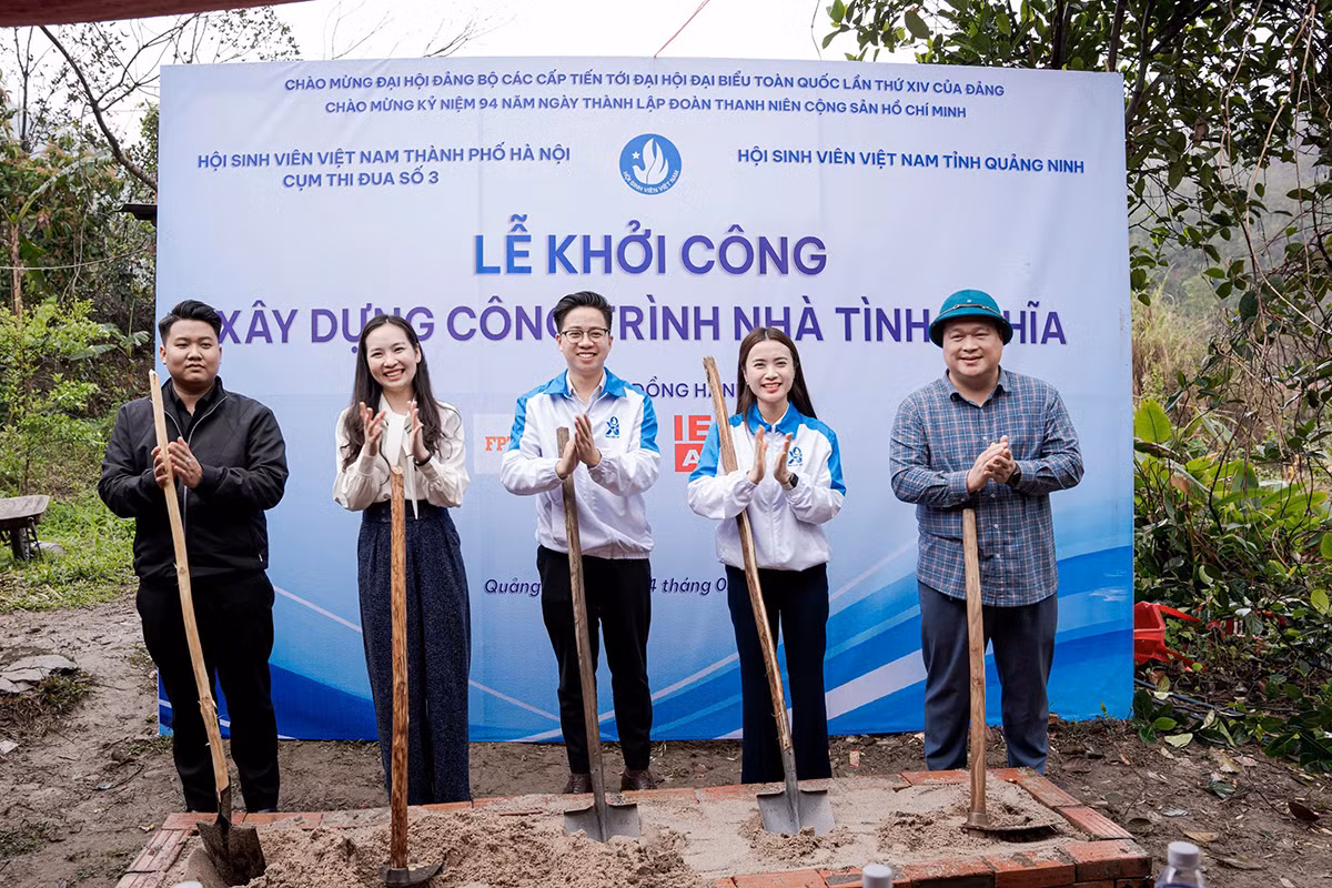 Phó Chủ tịch Hội Sinh viên thành phố Hà Nội Phạm Quang Việt Hoàng (ở giữa) cùng đại diện các đơn vị liên quan thực hiện nghi thức khởi công xây dựng nhà tình nghĩa tại thôn Đồng Trà.