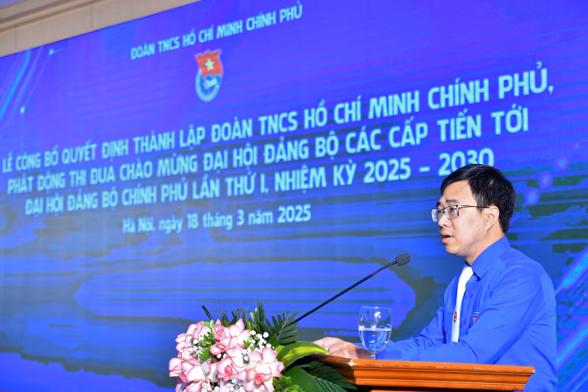 Bí thư Đoàn Thanh niên Chính phủ Bùi Hoàng Tùng phát biểu nhận nhiệm vụ tại buổi lễ. Bí thư Đoàn Thanh niên Chính phủ Bùi Hoàng Tùng phát biểu nhận nhiệm vụ tại buổi lễ.