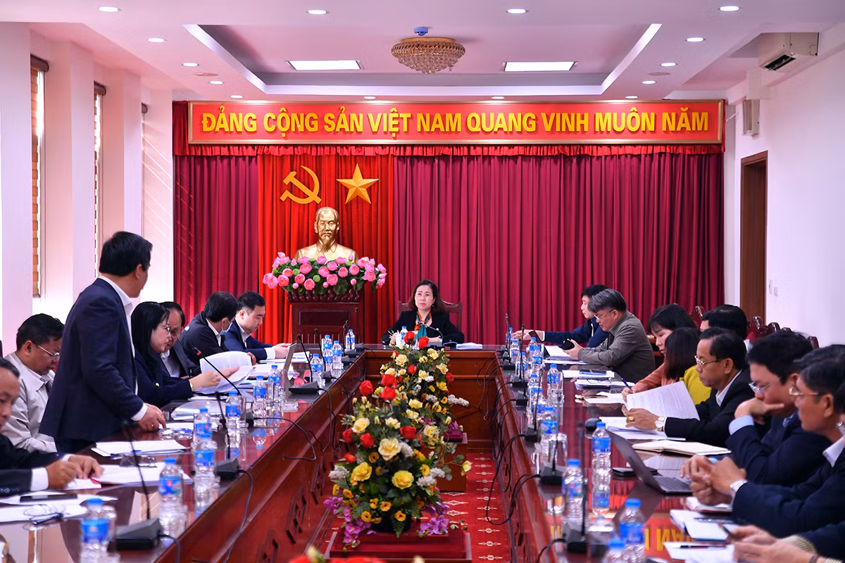 Các đại biểu thảo luận tại tổ dưới sự điều hành của Phó Chủ tịch Hội Nông dân Việt Nam Bùi Thị Thơm.