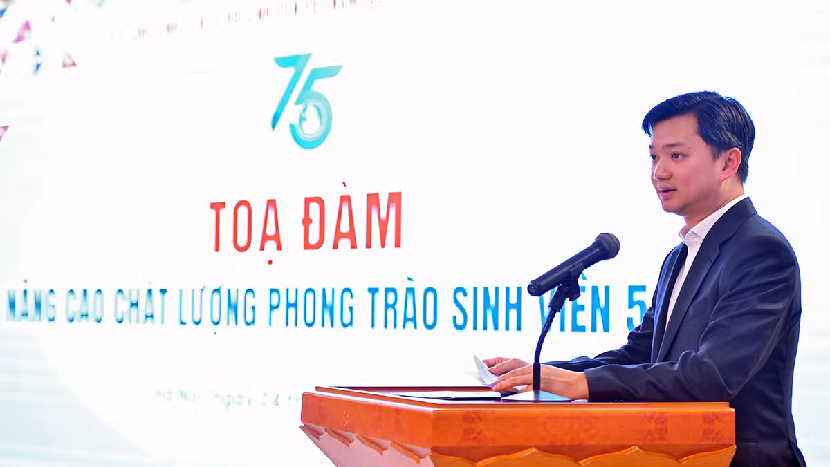 Đồng chí Nguyễn Minh Triết chia sẻ ý kiến về phong trào "Sinh viên 5 tốt". Đồng chí Nguyễn Minh Triết chia sẻ ý kiến về phong trào "Sinh viên 5 tốt".