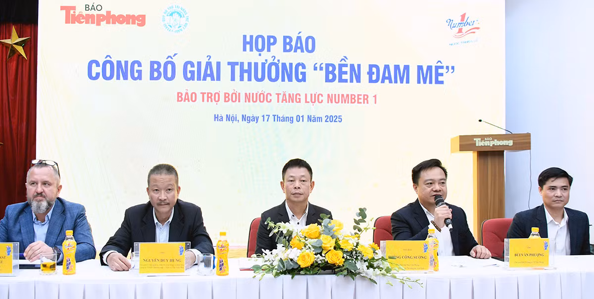 Đại diện Ban tổ chức cung cấp thông tin về Giải thưởng.