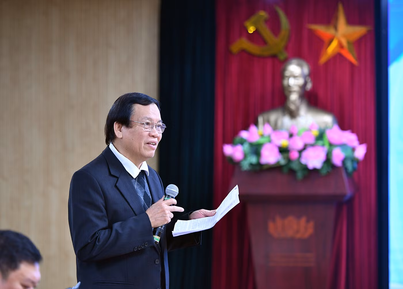 Chủ tịch Hội Cựu Thanh niên xung phong Vũ Trọng Kim thảo luận tại Hội nghị. Chủ tịch Hội Cựu Thanh niên xung phong Vũ Trọng Kim thảo luận tại Hội nghị.