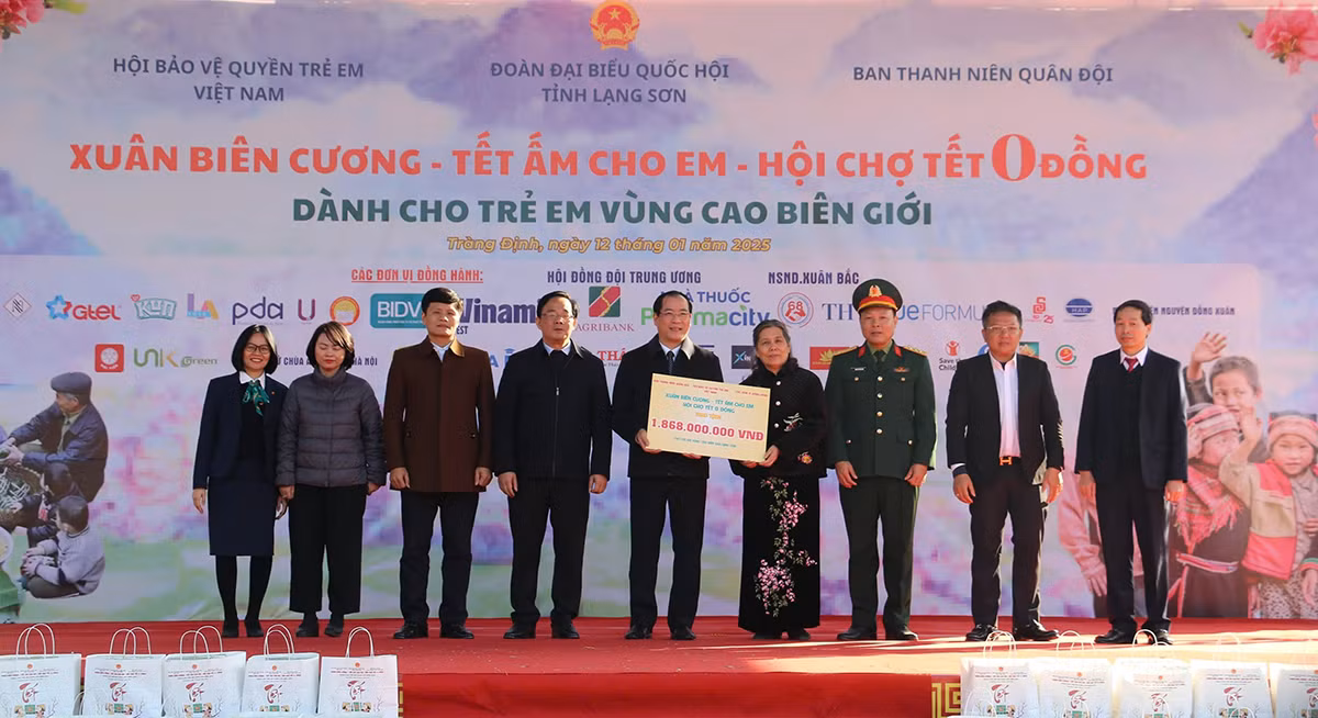 Đại diện Ban tổ chức trao biển tượng trưng nguồn lực tại chương trình. Đại diện Ban tổ chức trao biển tượng trưng nguồn lực tại chương trình.