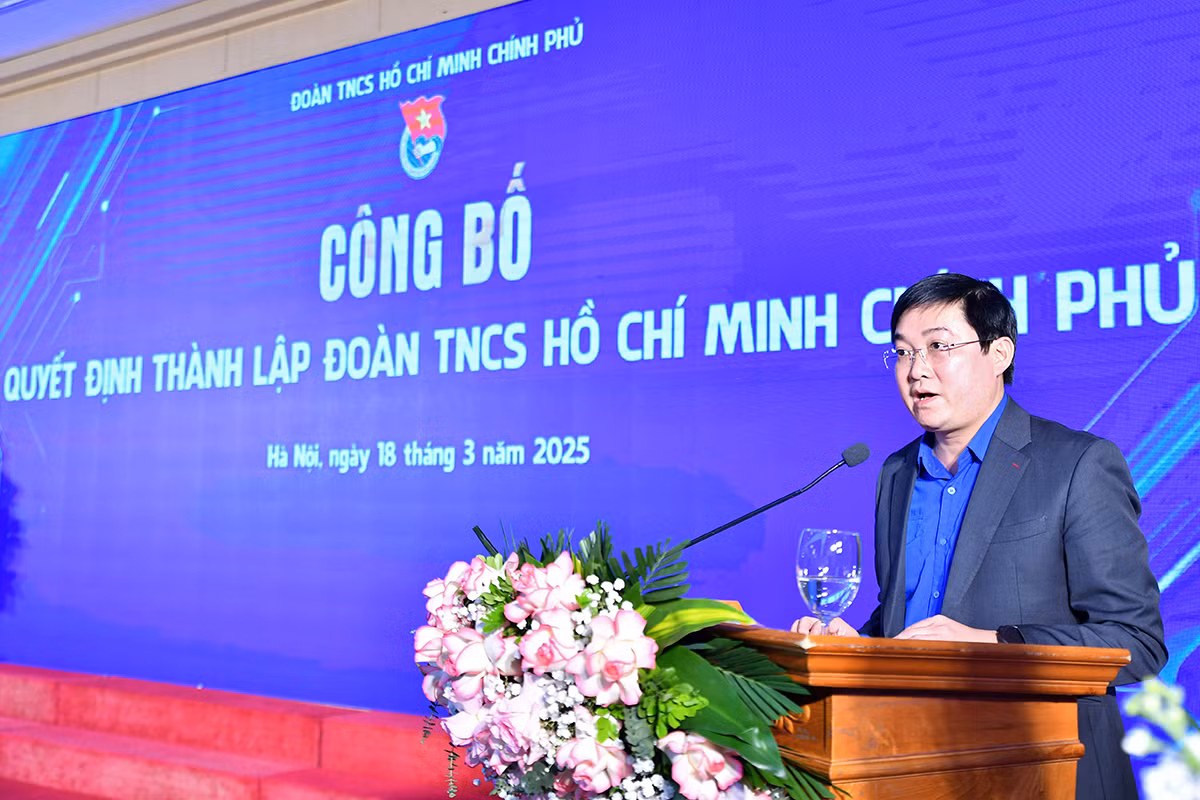 Trưởng Ban Tổ chức-Kiểm tra Trung ương Đoàn Bùi Minh Tuấn đọc quyết định thành lập Đoàn Thanh niên Chính phủ với 51 cơ sở trực thuộc. Trưởng Ban Tổ chức-Kiểm tra Trung ương Đoàn Bùi Minh Tuấn đọc quyết định thành lập Đoàn Thanh niên Chính phủ với 51 cơ sở trực thuộc.