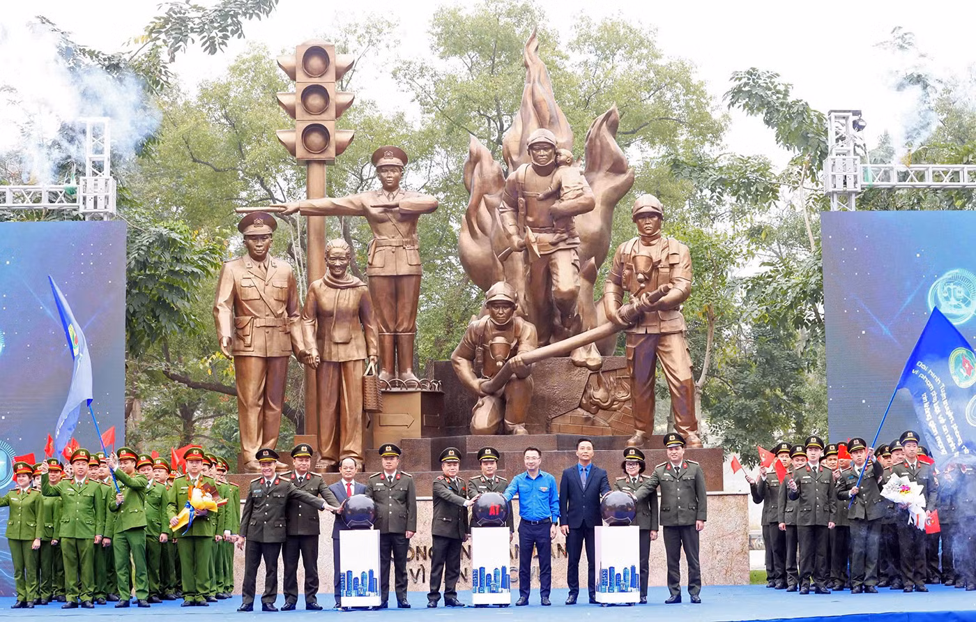 Toàn cảnh lễ ra quân bảo đảm an ninh, trật tự đại hội đảng bộ các cấp, các sự kiện cấp quốc gia, hội nghị quốc tế trên địa bàn Thủ đô năm 2025 của tuổi trẻ công an Thủ đô.