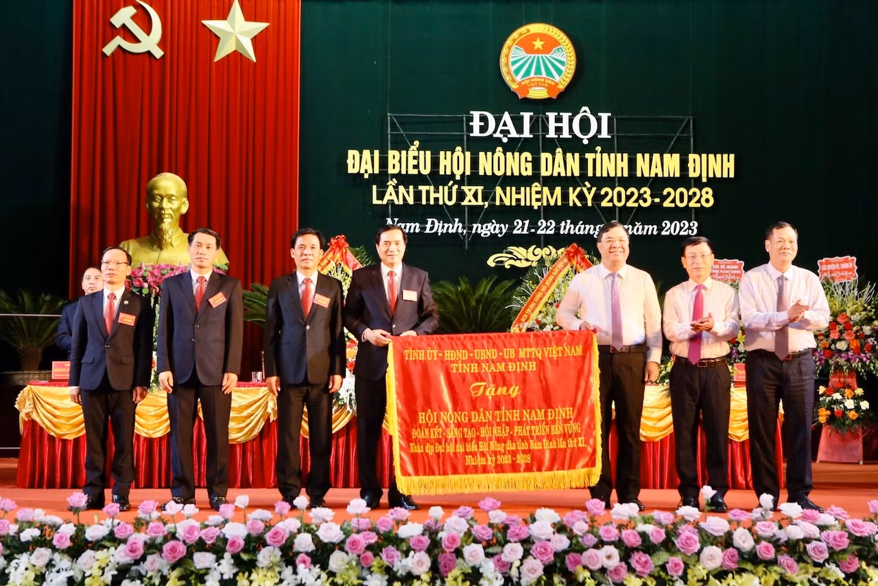Thường trực Tỉnh ủy Nam Định tặng Đại hội bức trướng mang dòng chữ "Đoàn kết-Sáng tạo-Hội nhập-Phát triển bền vững".