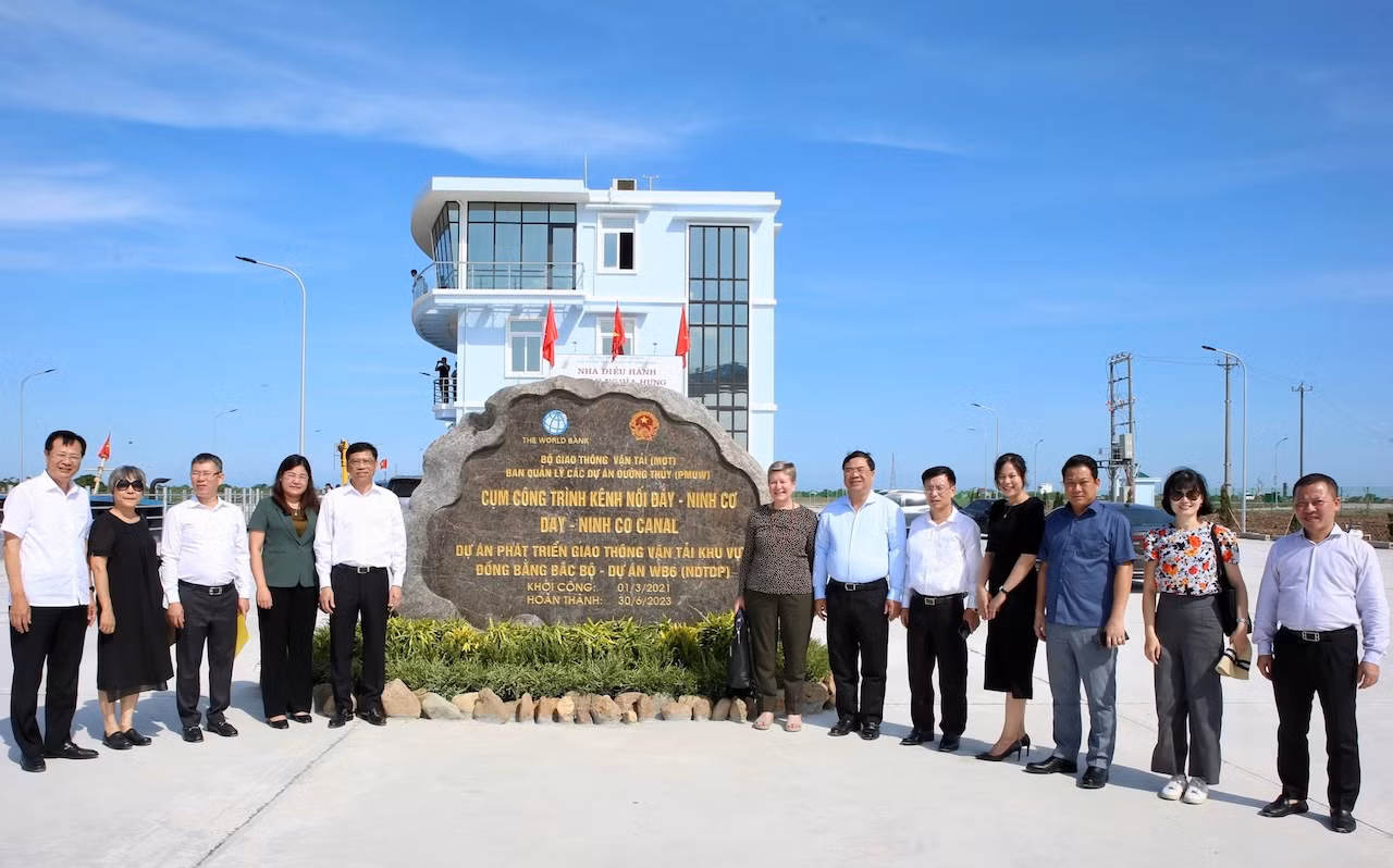 Các đại biểu dự Lễ công bố mở luồng đường thủy nội địa quốc gia Kênh Nghĩa Hưng. Các đại biểu dự Lễ công bố mở luồng đường thủy nội địa quốc gia Kênh Nghĩa Hưng.