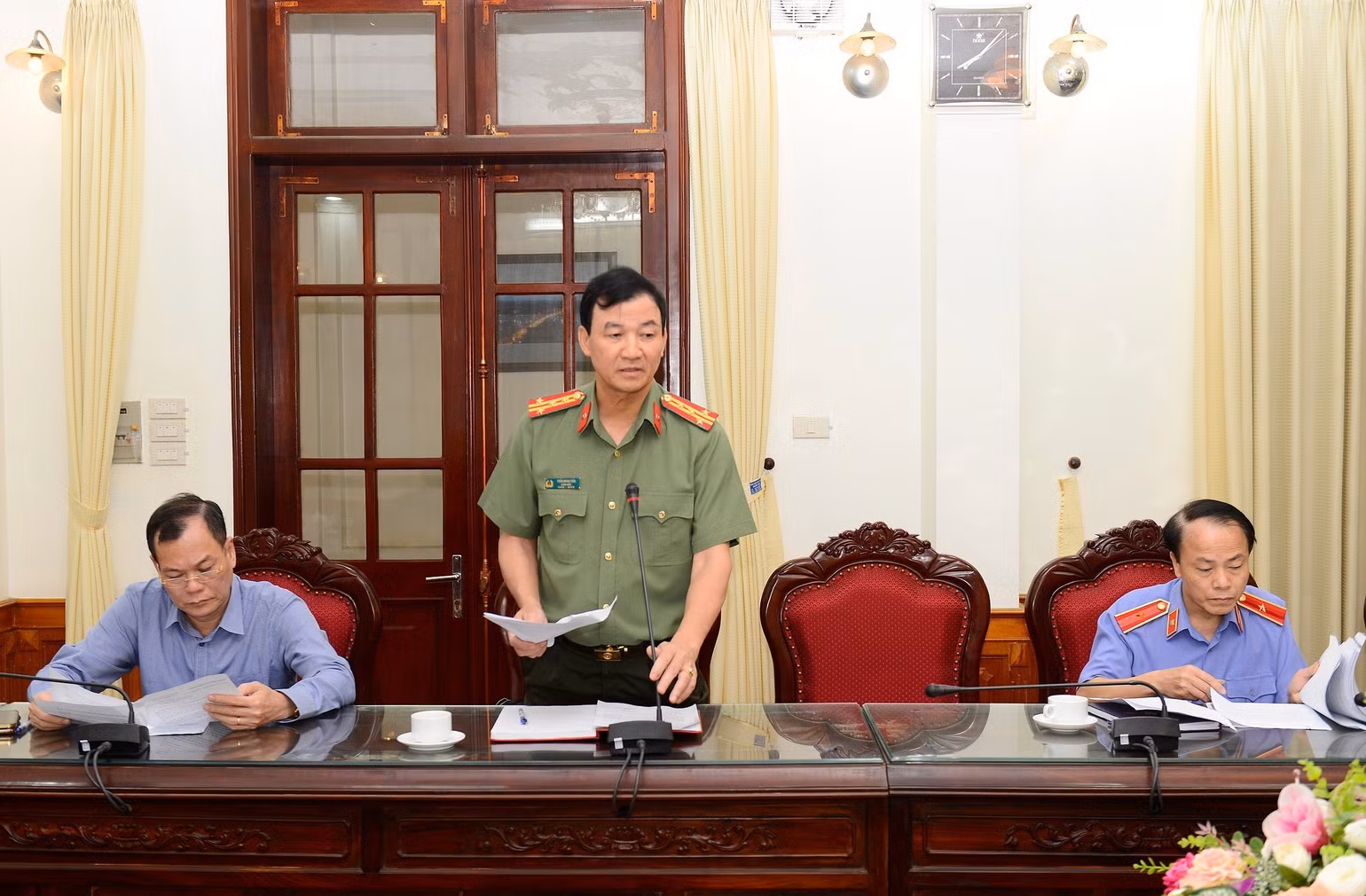 Đại tá Trần Minh Tiến, Giám đốc Công an tỉnh Nam Định báo cáo kết quả xử lý các vụ án, vụ việc về tham nhũng, tiêu cực tại cuộc họp.