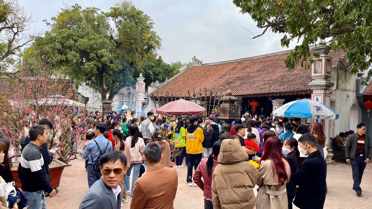Sân đền Cố Trạch, nơi đặt bài vị Quốc công Tiết chế Hưng Đạo Đại vương Trần Quốc Tuấn chật kín du khách đến dâng hương, làm lễ.