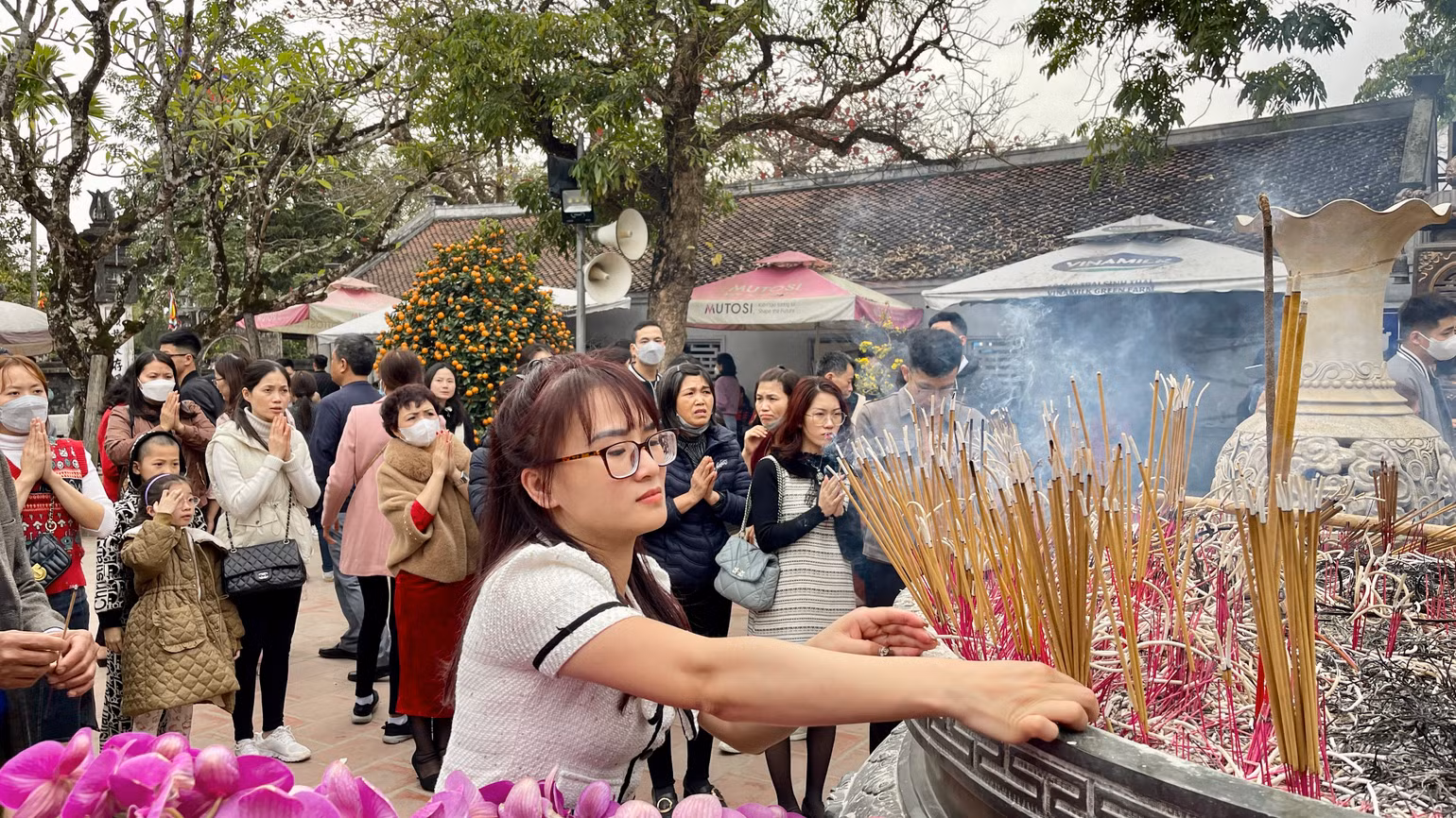 Ai cũng thành tâm cầu khấn, mong một năm mới bình an, hạnh phúc.