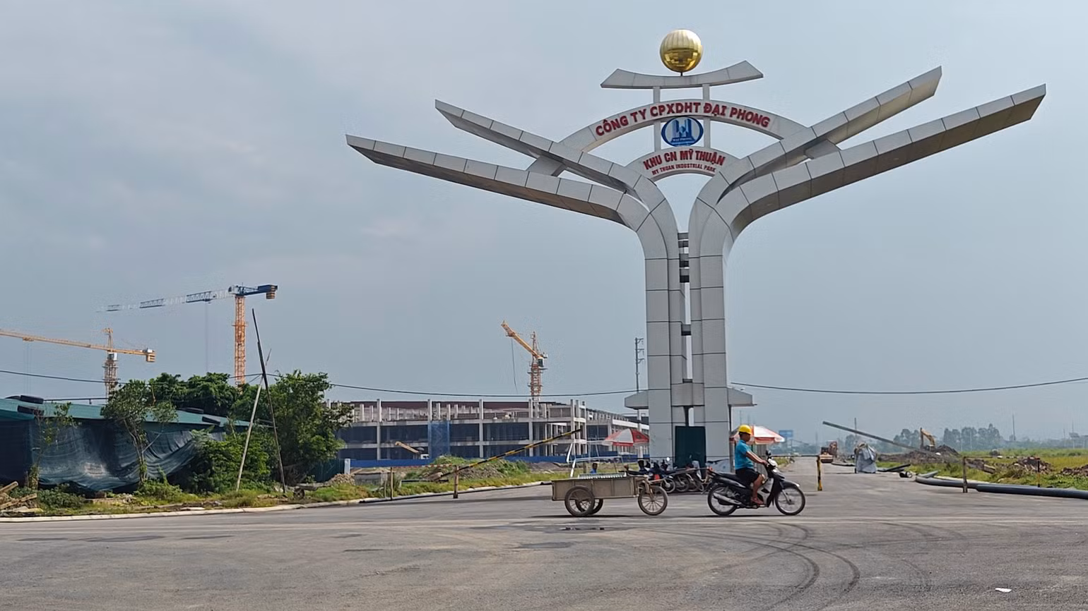 Khu công nghiệp Mỹ Thuận (huyện Mỹ Lộc, tỉnh Nam Định) đang trong giai đoạn hoàn thiện hạ tầng nhưng đã thu hút hàng loạt dự án hàng trăm triệu USD của các nhà đầu tư lớn.