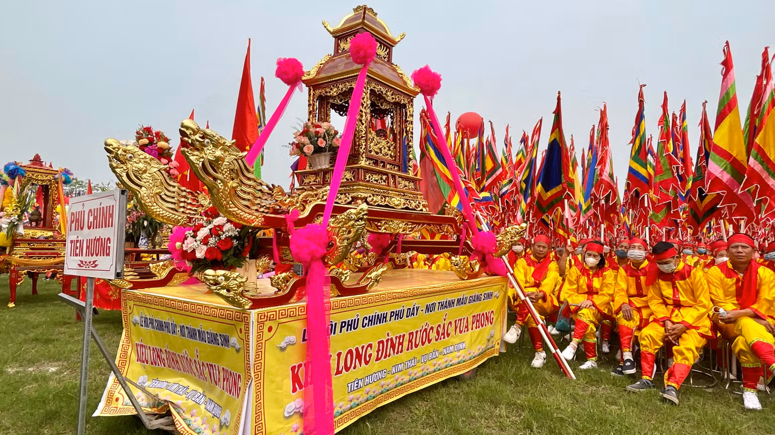 Lễ khai hội đầy mầu sắc truyền thống với sự tham gia của các đoàn rước lễ từ các đền, phủ, chùa, lăng trong Quần thể Di tích lịch sử-văn hóa Phủ Dầy. Lễ khai hội đầy mầu sắc truyền thống với sự tham gia của các đoàn rước lễ từ các đền, phủ, chùa, lăng trong Quần thể Di tích lịch sử-văn hóa Phủ Dầy.