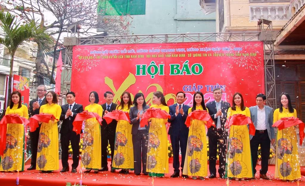 Các đại biểu cắt băng khai mạc Hội Báo Xuân Nam Định.