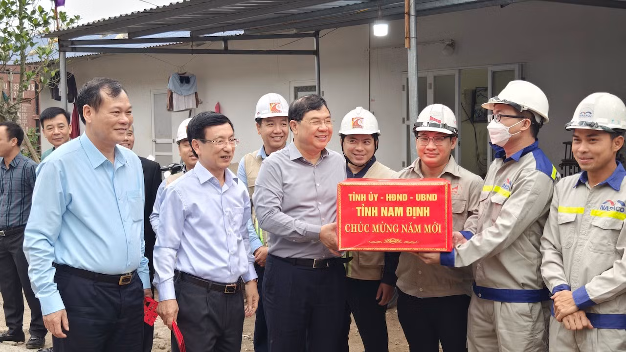 Các đồng chí Thường trực Tỉnh ủy Nam Định tặng quà, mừng tuổi các công nhân đang làm việc tại công trường xây dựng tuyến đường bộ mới Nam Định-Lạc Quần-Đường bộ ven biển.