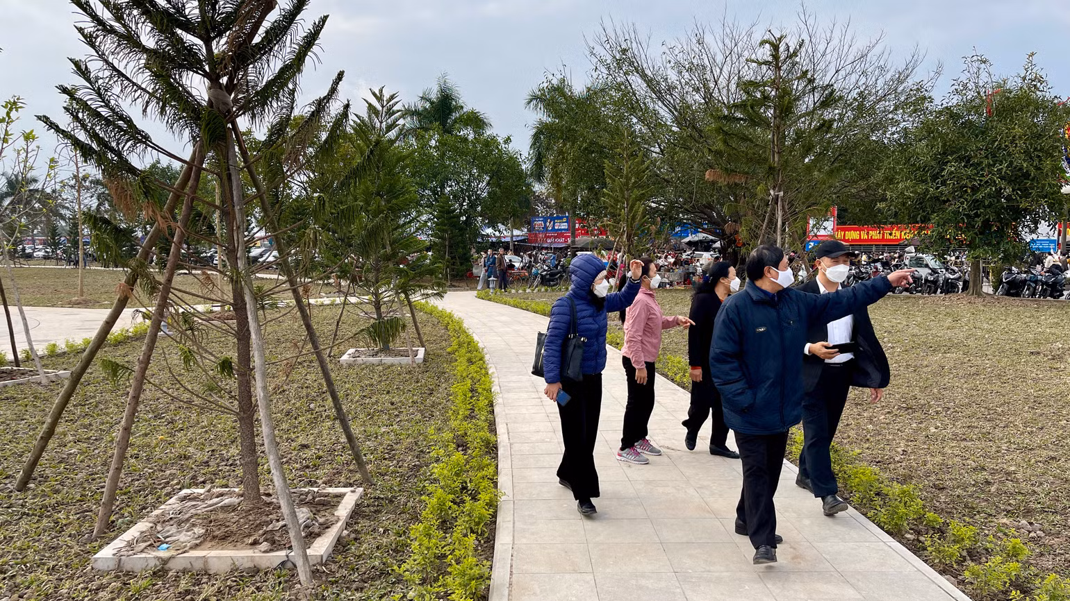 Năm nay, không gian phía trước Đền Trần trở nên khang trang, mới mẻ hơn do dự án Khu trung tâm lễ hội thuộc Khu di tích lịch sử-văn hóa thời Trần đã sắp hoàn tất giai đoạn 1. Vì vậy, du khách có thêm địa điểm để vãn cảnh, tham quan, chụp ảnh.