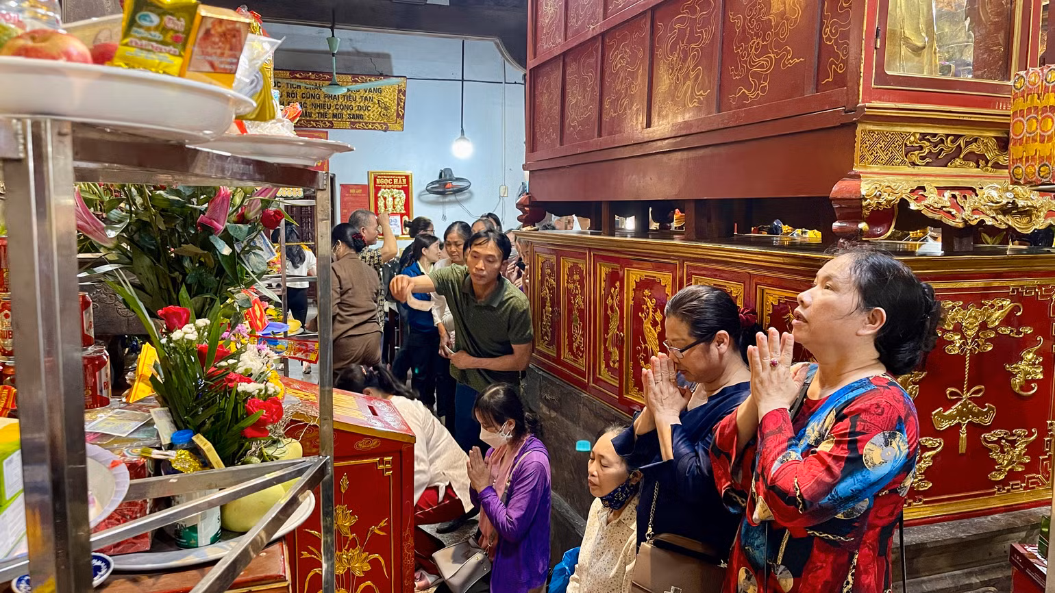 Đông đảo du khách về dự hội, đi lễ tại Phủ chính Tiên Hương, thuộc Quần thể Di tích lịch sử-văn hóa Phủ Dầy. Đông đảo du khách về dự hội, đi lễ tại Phủ chính Tiên Hương, thuộc Quần thể Di tích lịch sử-văn hóa Phủ Dầy.