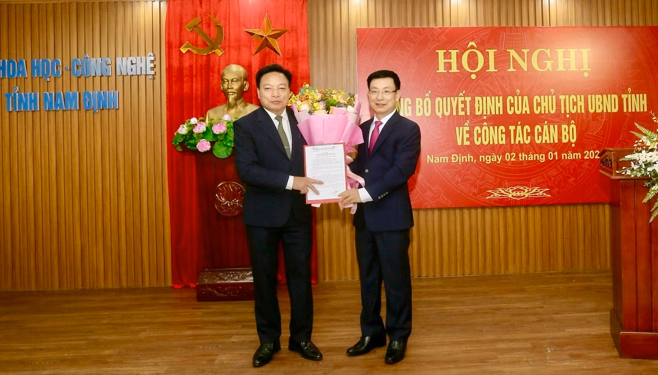 Chủ tịch Ủy ban nhân dân tỉnh Nam Định trao Quyết định bổ nhiệm đồng chí Đỗ Hải Điền giữ chức vụ Giám đốc Sở Khoa học và Công nghệ. Chủ tịch Ủy ban nhân dân tỉnh Nam Định trao Quyết định bổ nhiệm đồng chí Đỗ Hải Điền giữ chức vụ Giám đốc Sở Khoa học và Công nghệ.