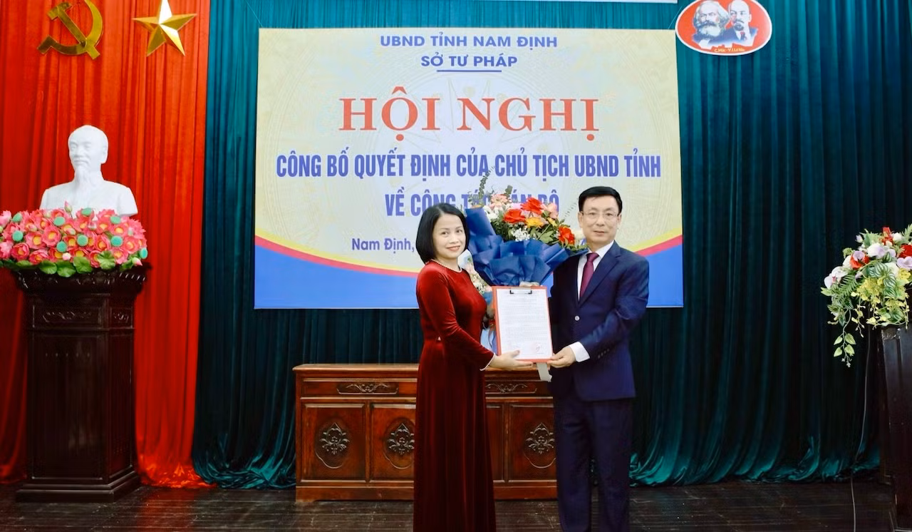 Chủ tịch Ủy ban nhân dân tỉnh Nam Định trao Quyết định bổ nhiệm đồng chí Trần Thị Thúy Hiền giữ chức vụ Giám đốc Sở Tư pháp. Chủ tịch Ủy ban nhân dân tỉnh Nam Định trao Quyết định bổ nhiệm đồng chí Trần Thị Thúy Hiền giữ chức vụ Giám đốc Sở Tư pháp.