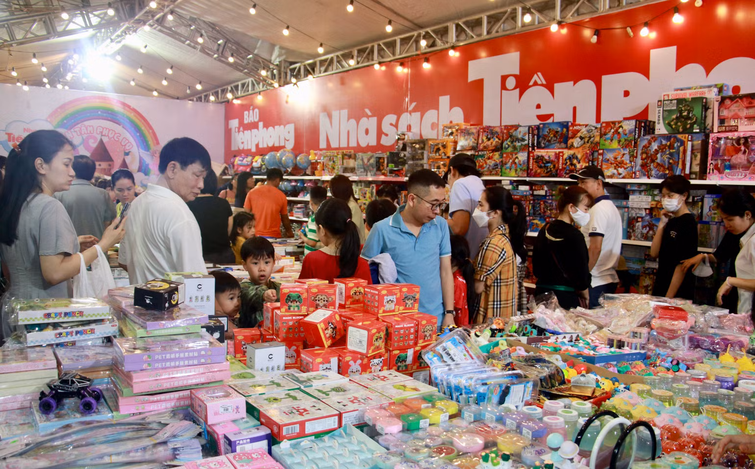 Đông đảo người dân Nam Định đã đến tham quan, mua sách trong tối khai mạc Ngày sách và văn hóa đọc năm nay. Đông đảo người dân Nam Định đã đến tham quan, mua sách trong tối khai mạc Ngày sách và văn hóa đọc năm nay.