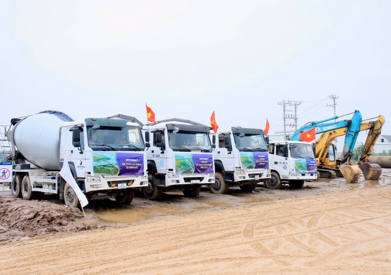 Hệ thống máy móc, thiết bị của nhà thầu thi công sẵn sàng triển khai xây dựng dự án cầu vượt sông Đáy.