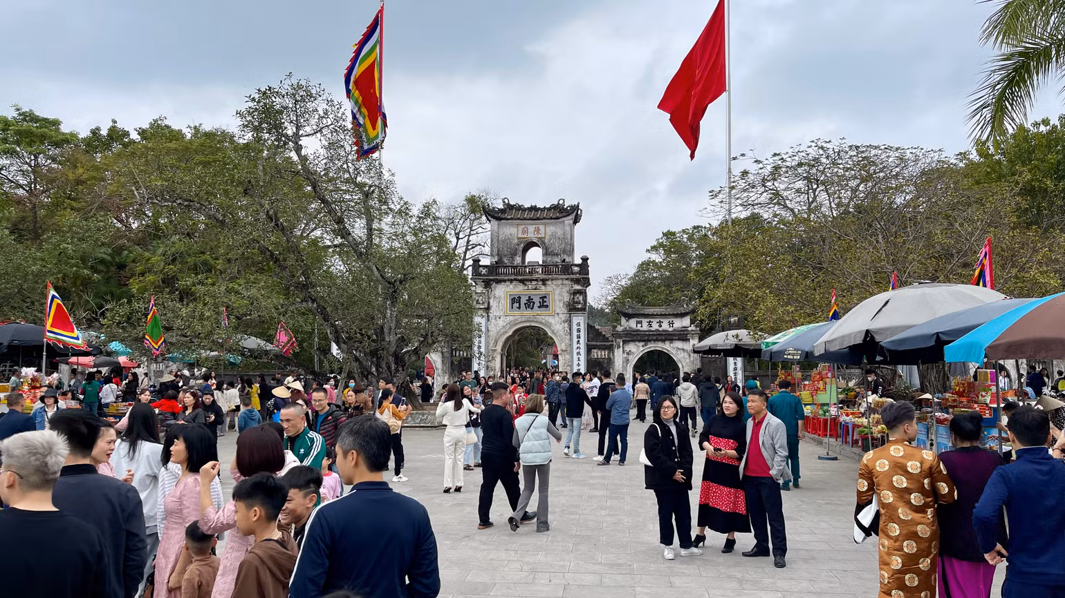 Đền Trần là nơi thờ các vua Trần cùng các quan lại có công phù tá nhà Trần, được xây dựng từ năm 1695, gồm 3 công trình kiến trúc chính là đền Thiên Trường, đền Cố Trạch và đền Trùng Hoa.