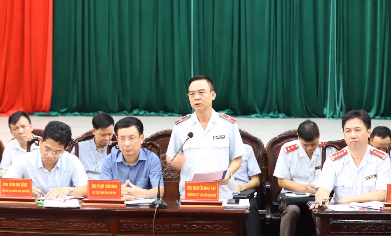 Đồng chí Nguyễn Hồng Điệp, Trưởng ban Tiếp dân Trung ương phát biểu ý kiến tại buổi đối thoại. Đồng chí Nguyễn Hồng Điệp, Trưởng ban Tiếp dân Trung ương phát biểu ý kiến tại buổi đối thoại.