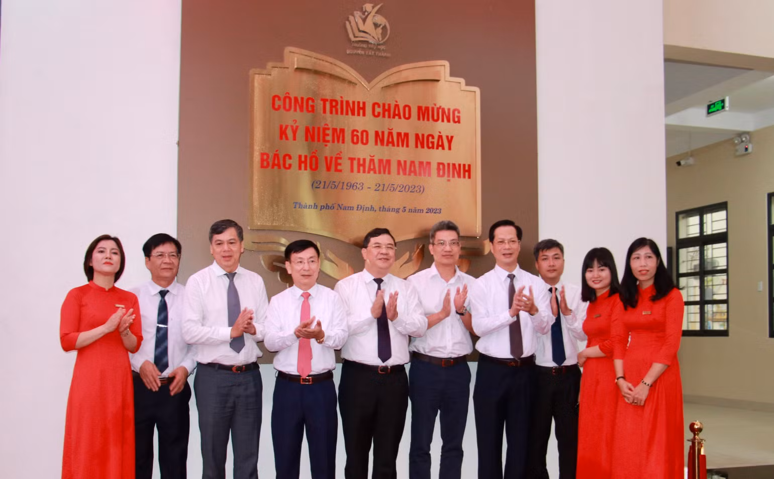 Tổ chức trang trọng Lễ Gắn biển tên Trường tiểu học Nguyễn Tất Thành, công trình chào mừng kỷ niệm 60 năm Ngày Bác Hồ về thăm Nam Định (21/5/1963-21/5/2023).