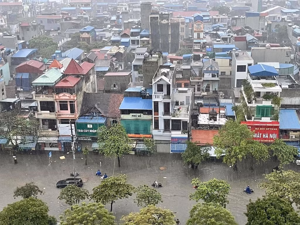 Một khu dân cư đường "thành sông" trong mưa lớn.