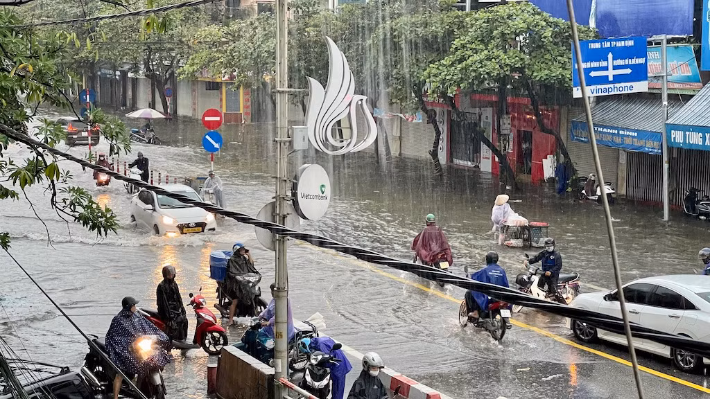 Nước ngập sâu tại khu vực chân cầu Đò Quan, đầu đường Trần Hưng Đạo, thành phố Nam Định.